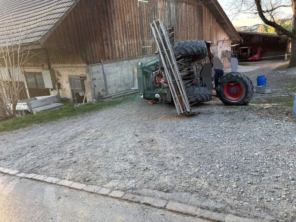 Hägglingen AG – 14-jähriger Traktorfahrer bei Unfall verletzt