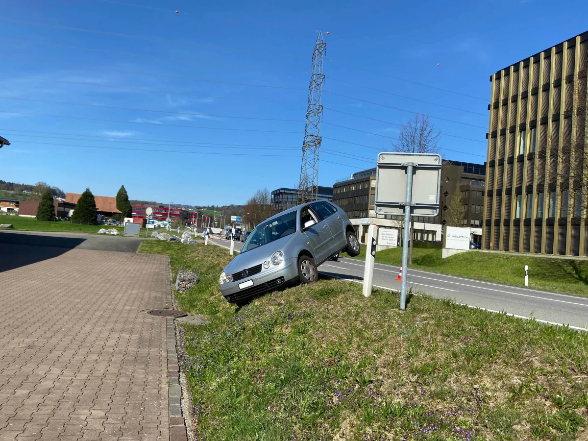 Baar ZG – Autofahrer (89) baut spektakulären Unfall
