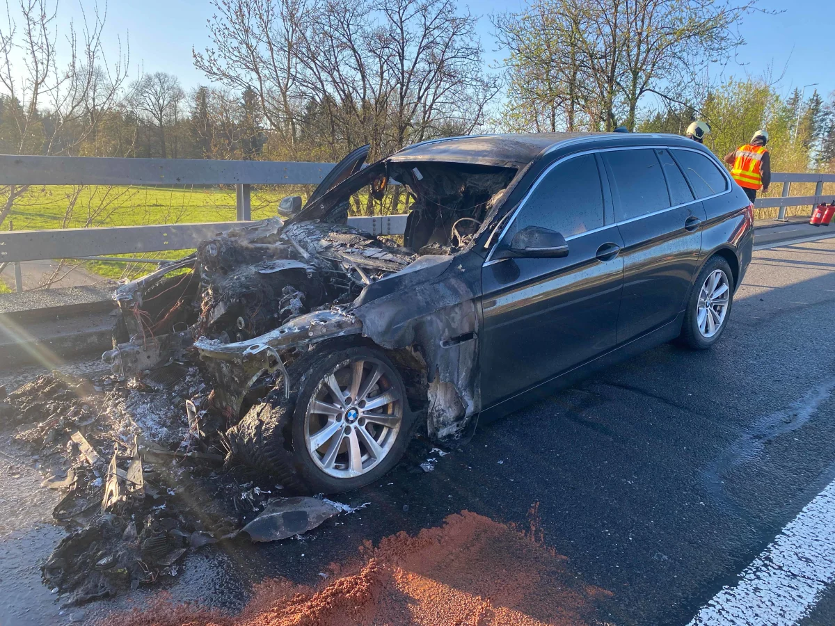 Cham ZG – BMW nach Knall auf der A14 in Brand geraten
