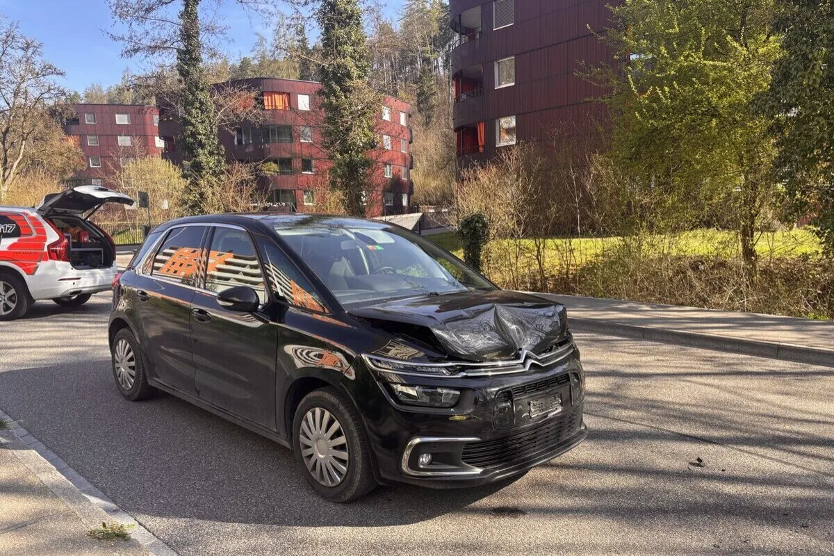 Unfall in Schaffhausen – Linienbus kracht in Auto