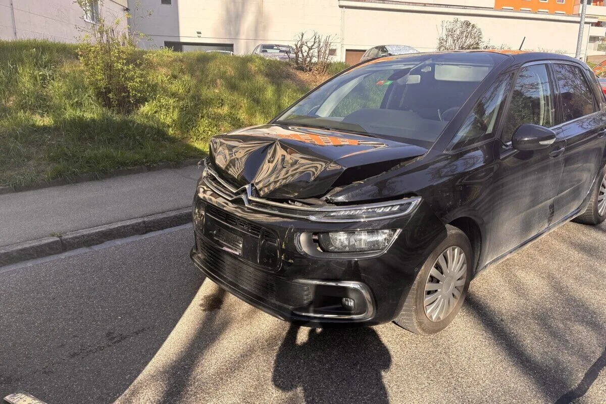 Unfall in Schaffhausen – Linienbus kracht in Auto