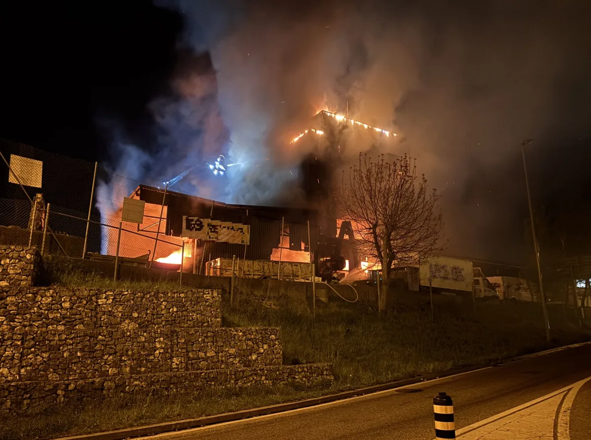 Grossaufgebot in Sissach BL wegen Brand in Entsorgungsfirma