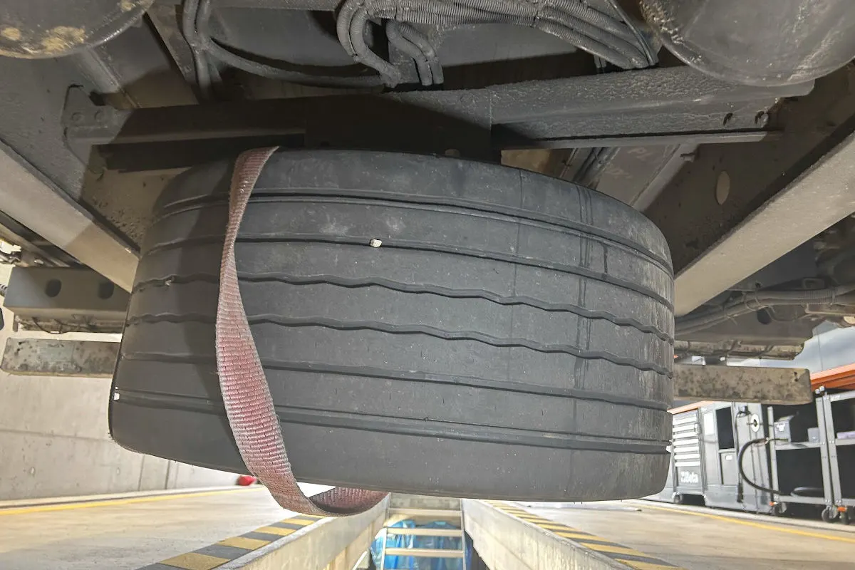 Trasadingen SH – Sattelzug wegen diverser Mängel aus dem Verkehr genommen