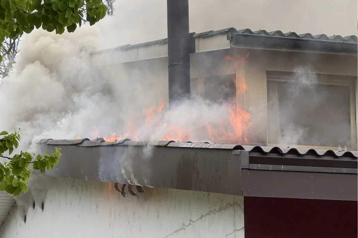 Brand in Bottmingen BL – Feuerwehr löscht Feuer in Mehrfamilienhaus