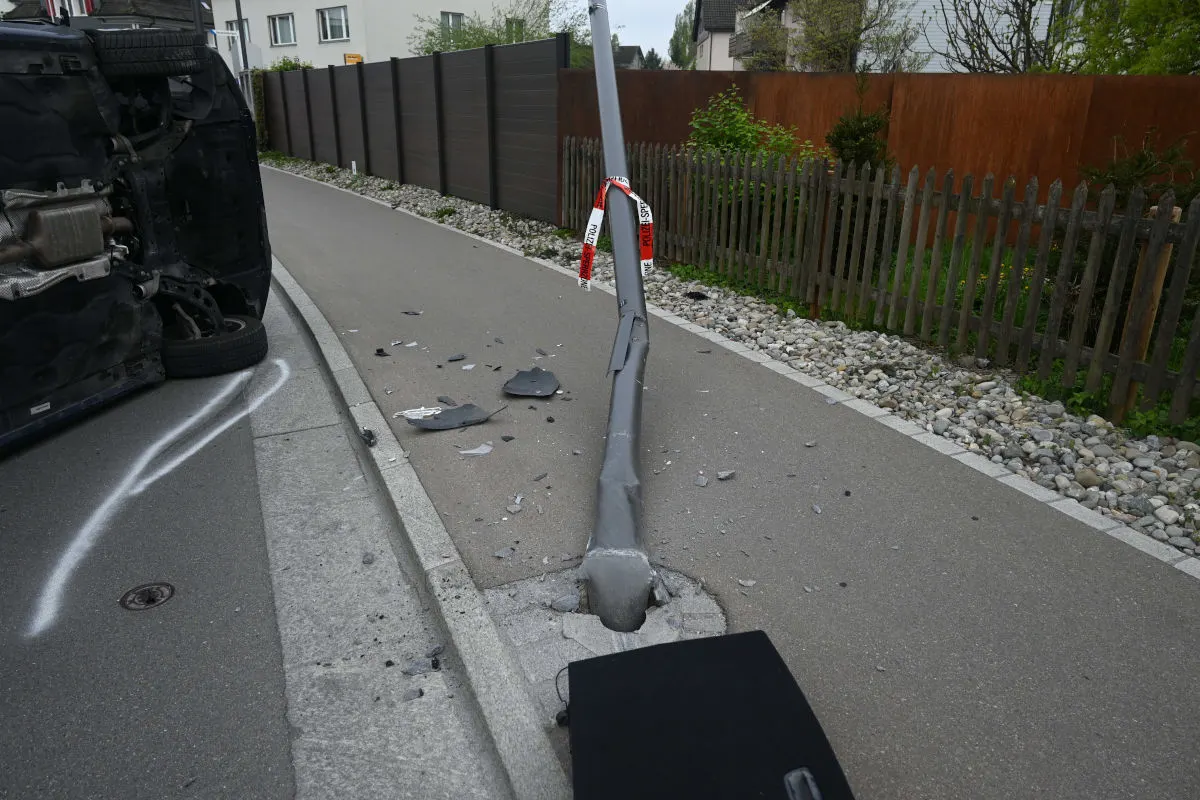 Selbstunfall in Altenrhein SG – Mit Auto in Kandelaber geprallt