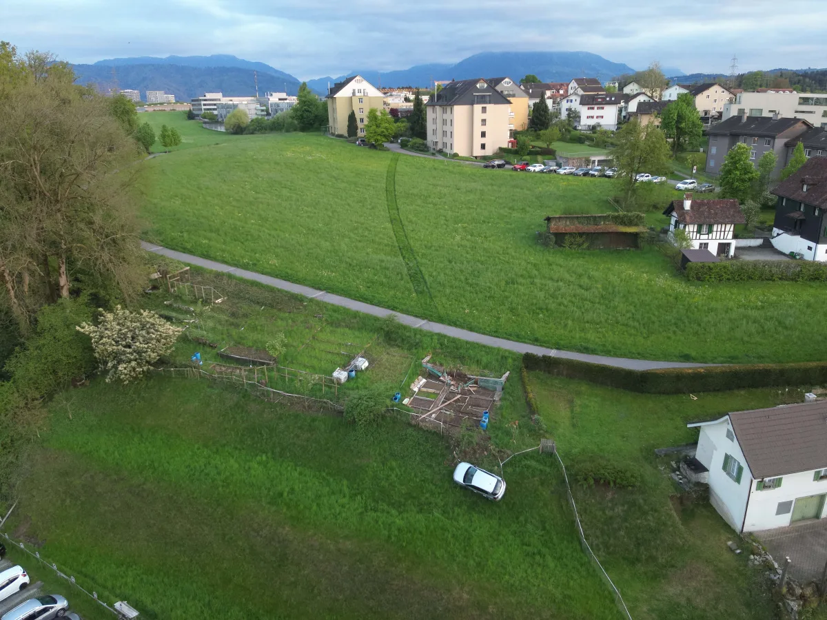 Unfall Cham ZG – Auto rollt unkontrolliert 150 Meter über Wiese