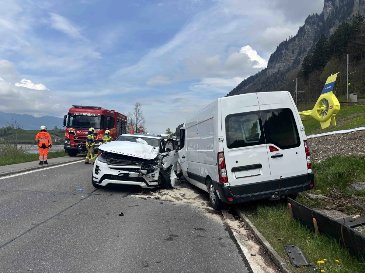 Lungern OW – Sechs Verletzte bei Unfall zwischen drei Fahrzeugen