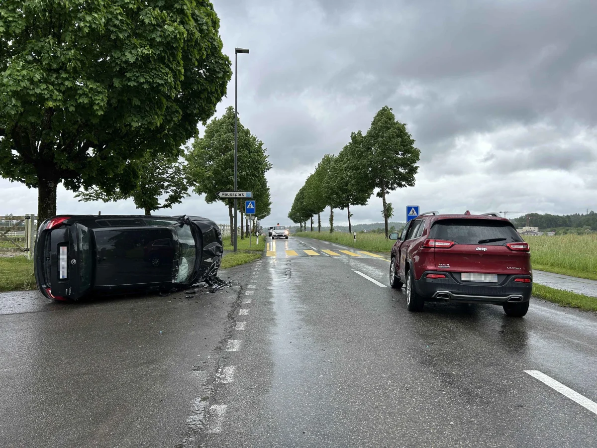Nesselnbach AG – Auto überschlägt sich bei Unfall