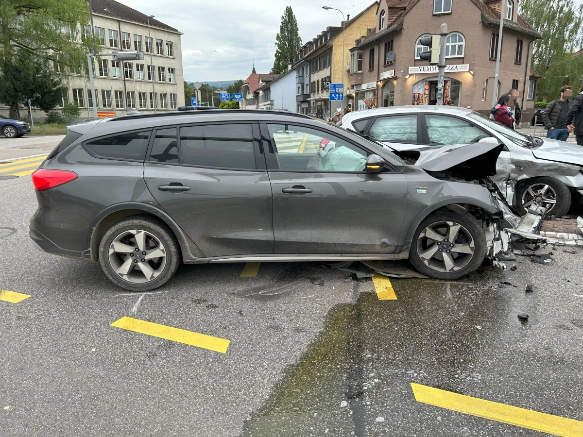 Aarau AG – Fahrer im psychischen Ausnahmezustand baut Unfall