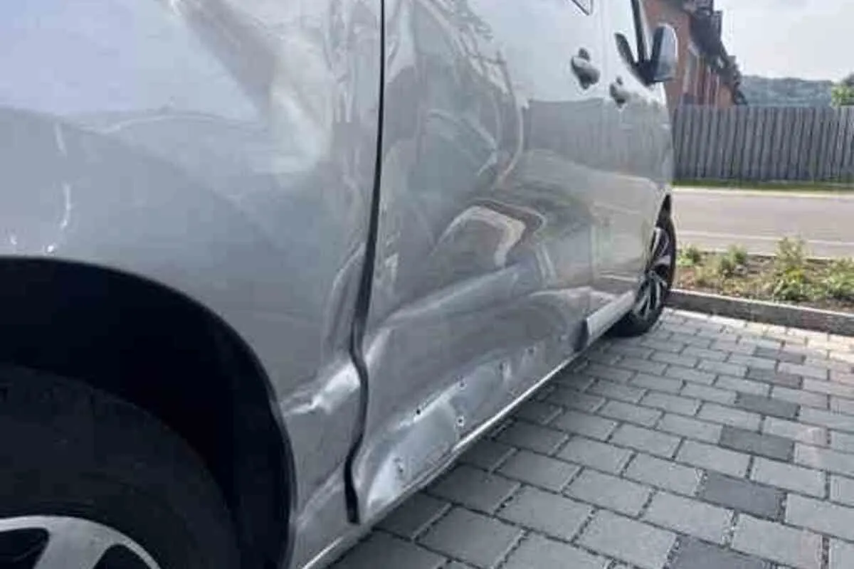 Beringen SH – Auto auf Parkplatz massiv beschädigt