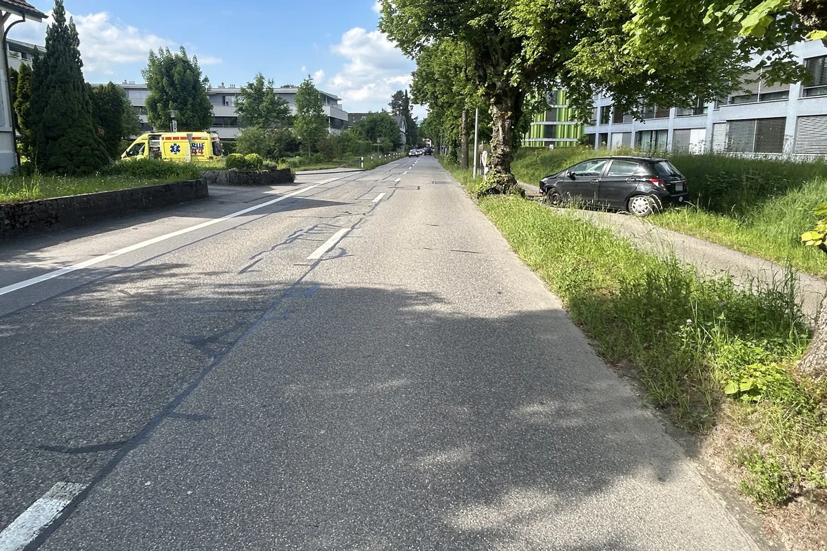 Unfall in Lenzburg AG – Heftig gegen einen Baum gekracht