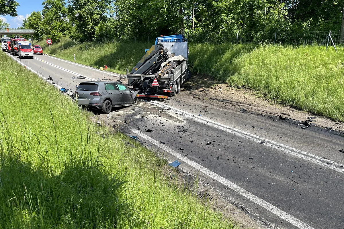 Roggwil TG – Autofahrer verstirbt nach Kollision mit Lastwagen noch am Unfallort