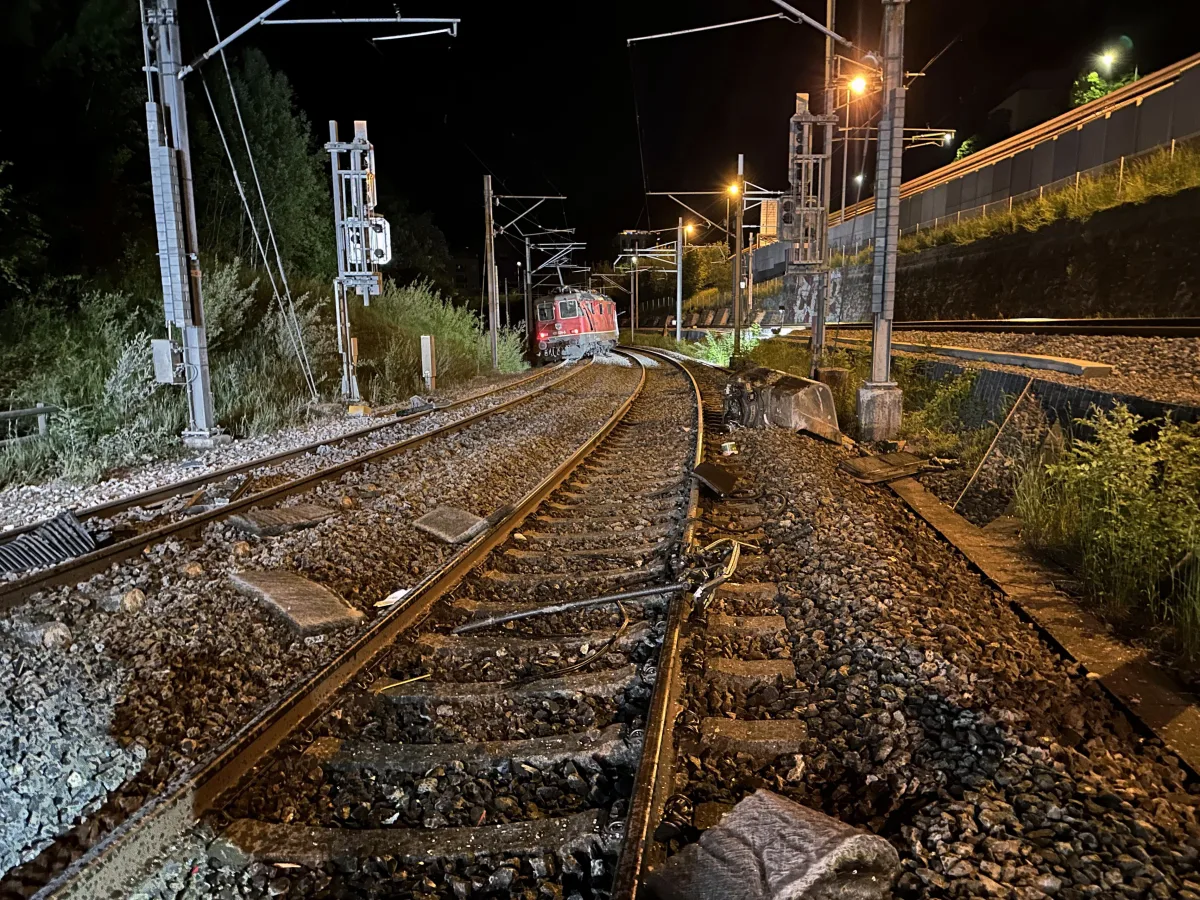 Schwerer Unfall in St.Gallen –  Streckenlok rammt Schienenbagger