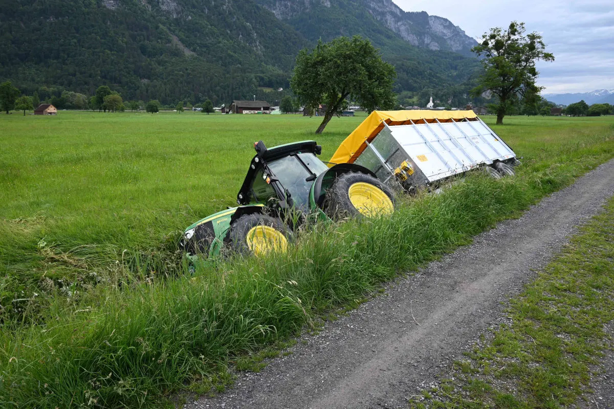 Unfall in Berschis SG – Mann kippt mit gestohlenem Traktor in Bach