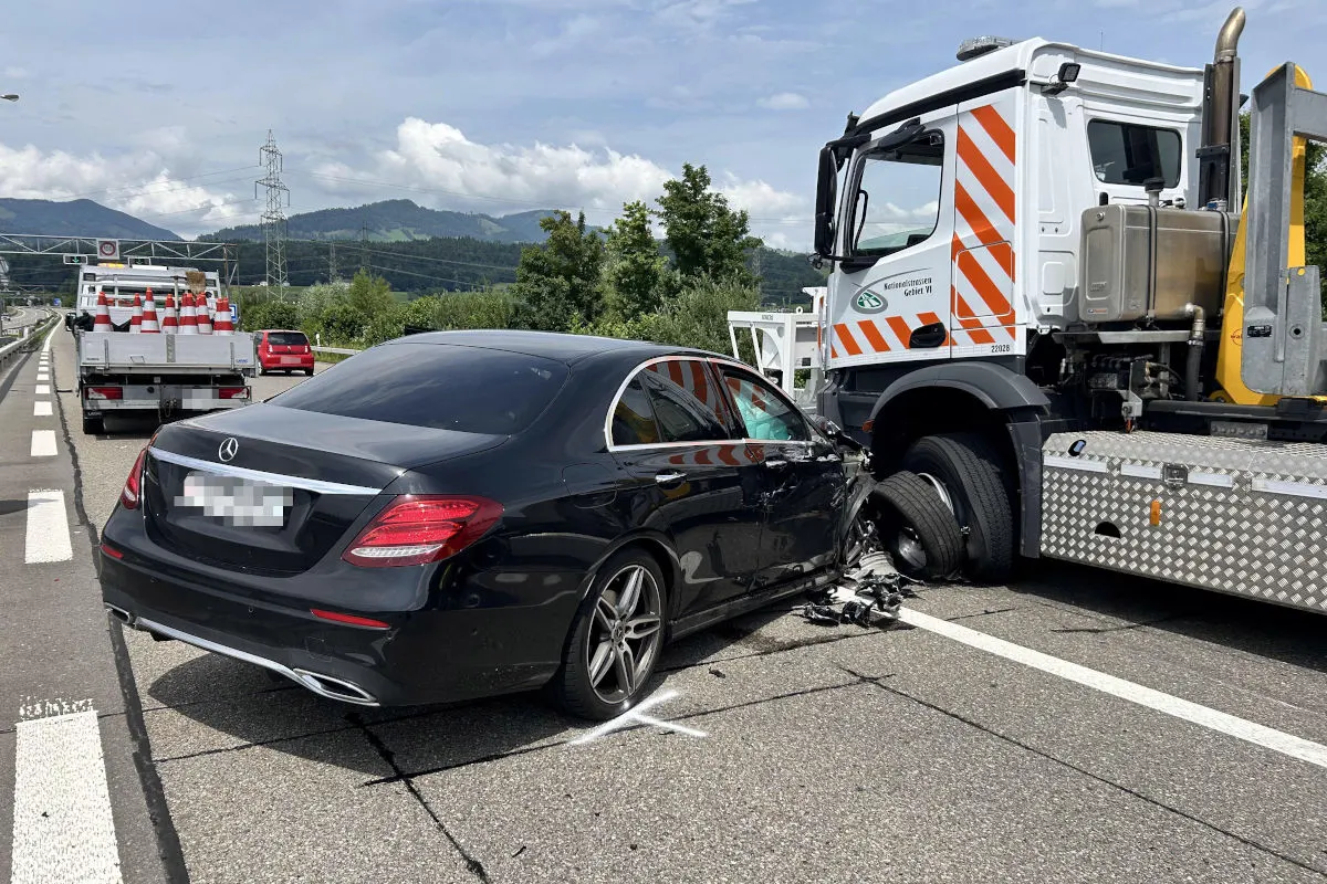 Unfall auf der A15 bei Schmerikon – Autolenker kollidiert mit Prellbock-Anhänger