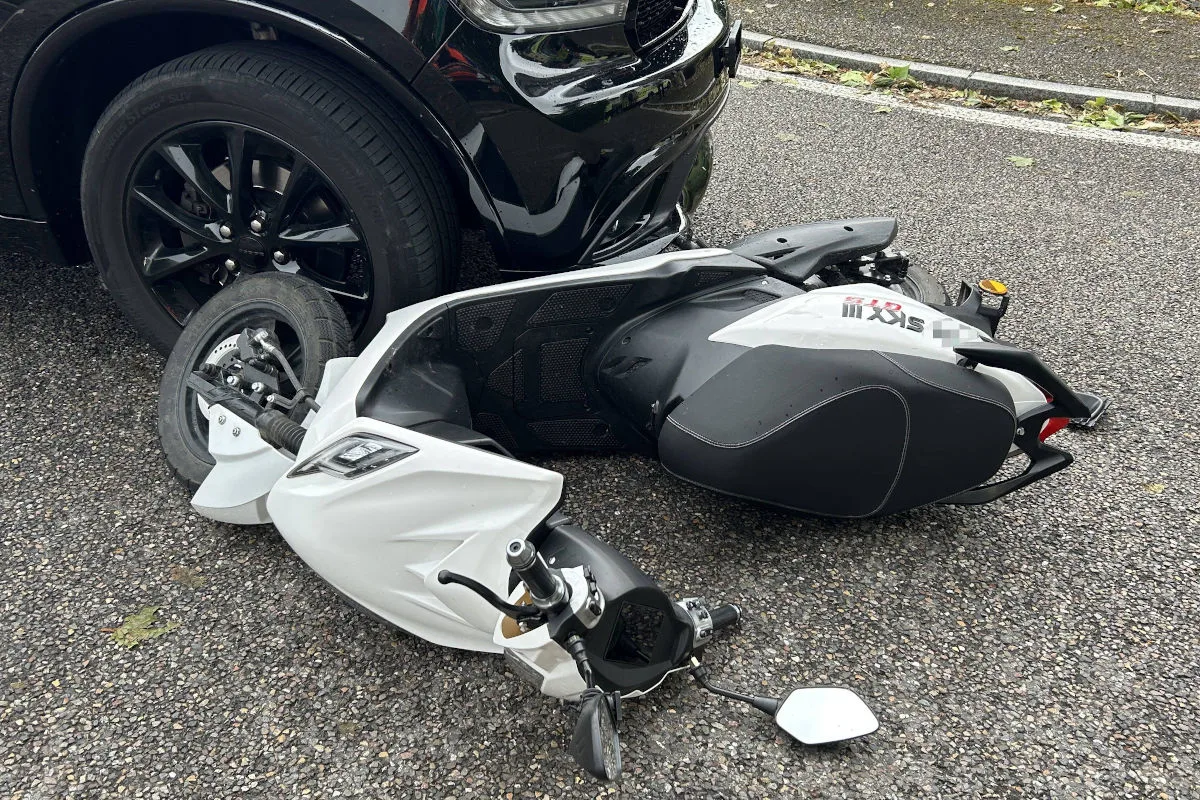 Rorschach SG – Kollision zwischen Auto und E-Roller in Kreisel
