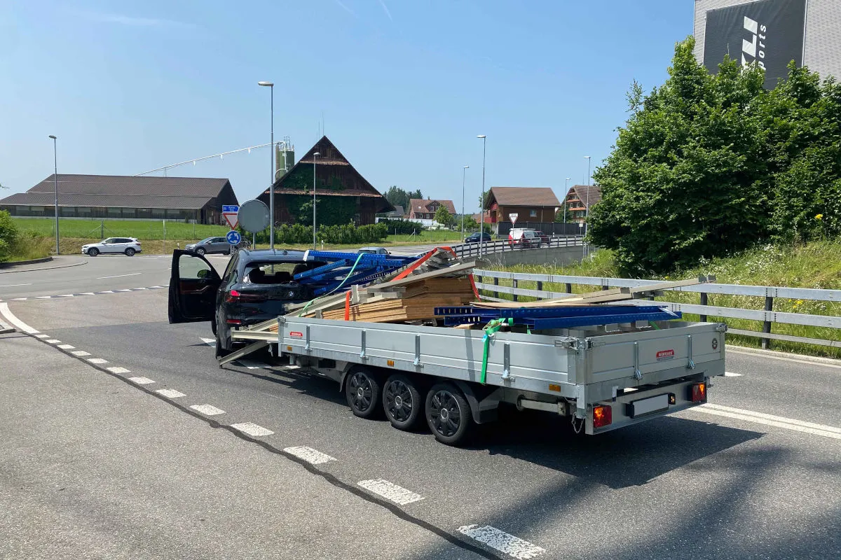 Cham ZG – Ladung auf Anhänger ungenügend gesichert