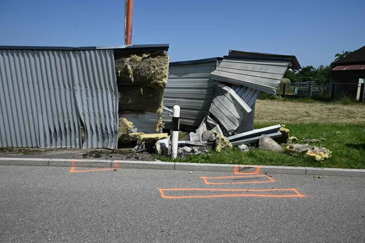 Muolen SG – Auto prallt bei Unfall in Lärmschutzwand und Wettermessstation 