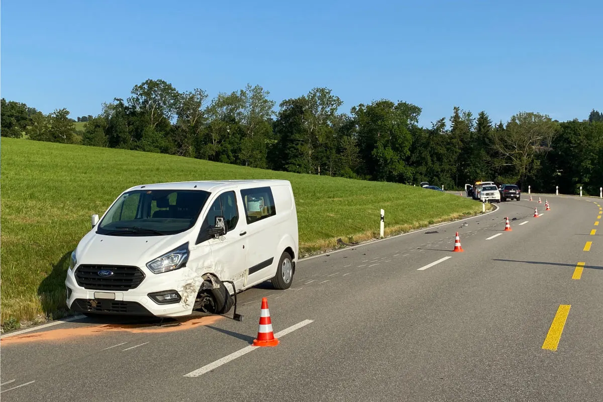 Baar ZG – Autolenker verursacht Mehrfachkollision und beschädigt vier Fahrzeuge
