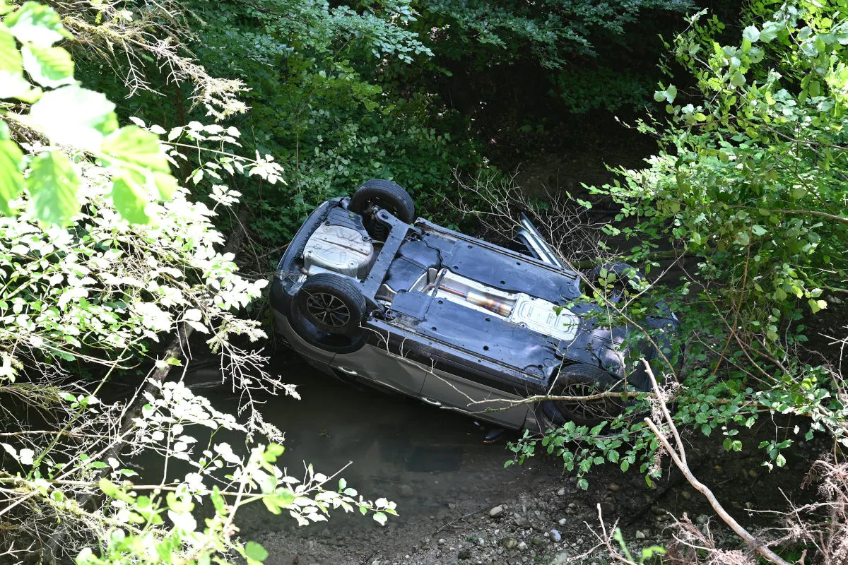 Unfall in Mühlrüti SG – Auto landet auf Dach in einem Bach
