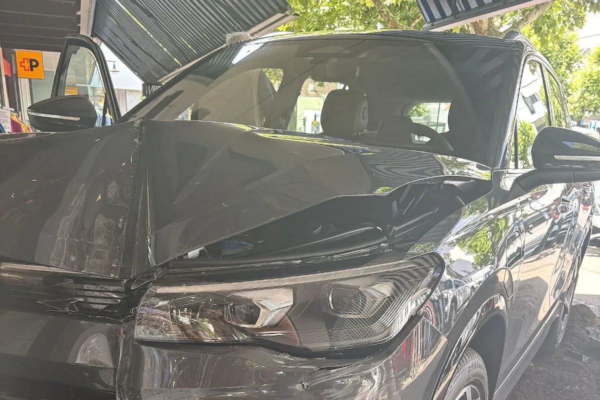 Selbstunfall in Muttenz BL – Autofahrer kollidiert mit Schaufenster einer Bäckerei