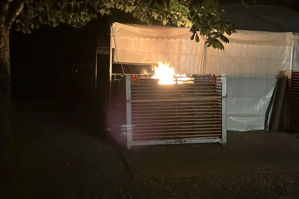 Zeugen gesucht in Einsiedeln SZ – Festbänke geraten in Brand 