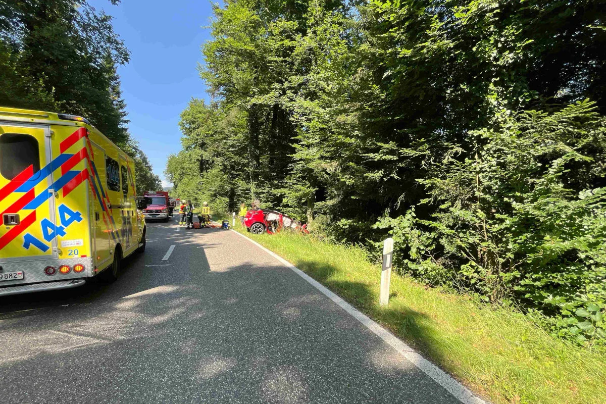 Heftiger Unfall in Boningen SO – Mit Auto gegen Baum geprallt und schwer verletzt