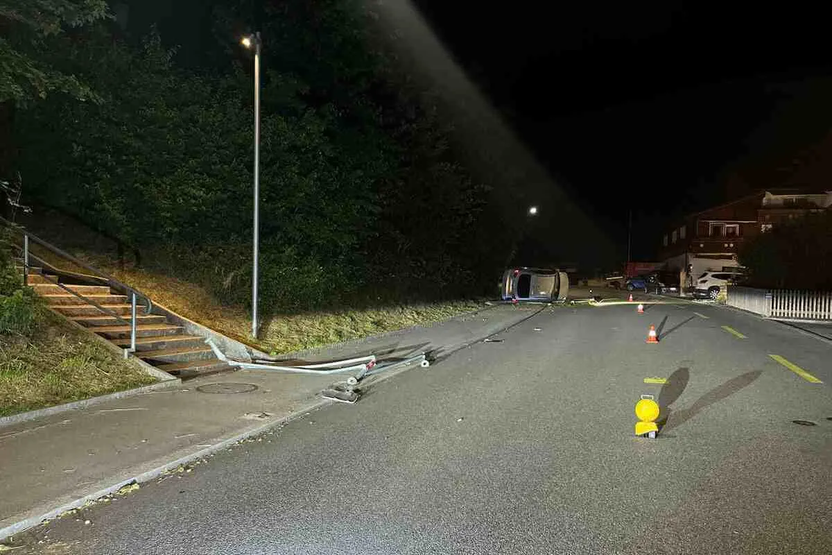 Witterswil SO – Selbstunfall nach Sekundenschlaf – Auto kippt auf Seite