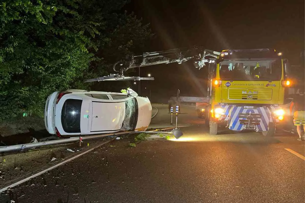 Witterswil SO – Selbstunfall nach Sekundenschlaf – Auto kippt auf Seite