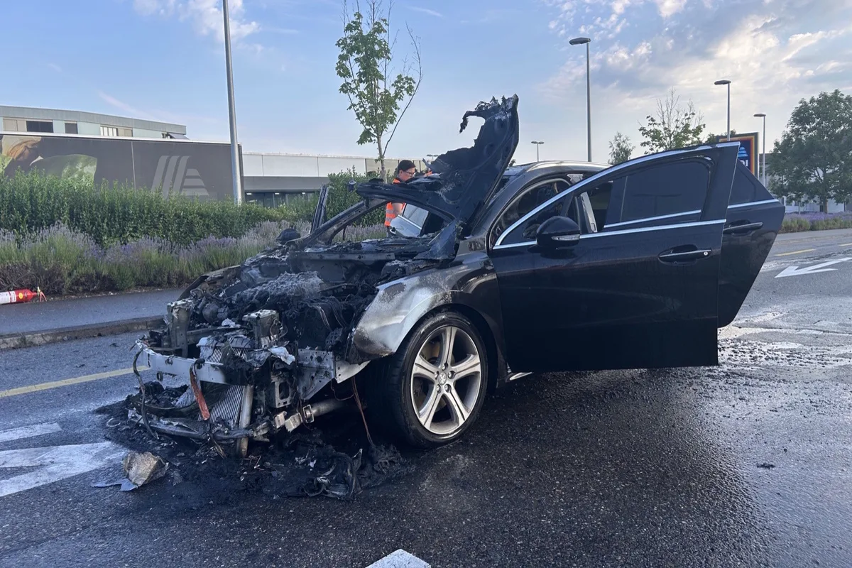 Niederuzwil SG – Auto brennt komplett aus