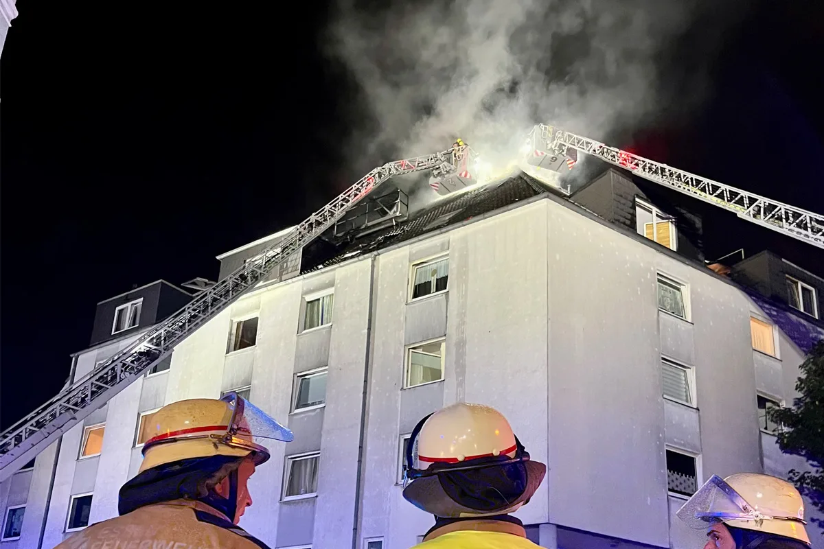 Massiver Feuerwehreinsatz in Essen NW – Ein Toter und Evakuierung des Gebäudes nach Dachstuhlbrand