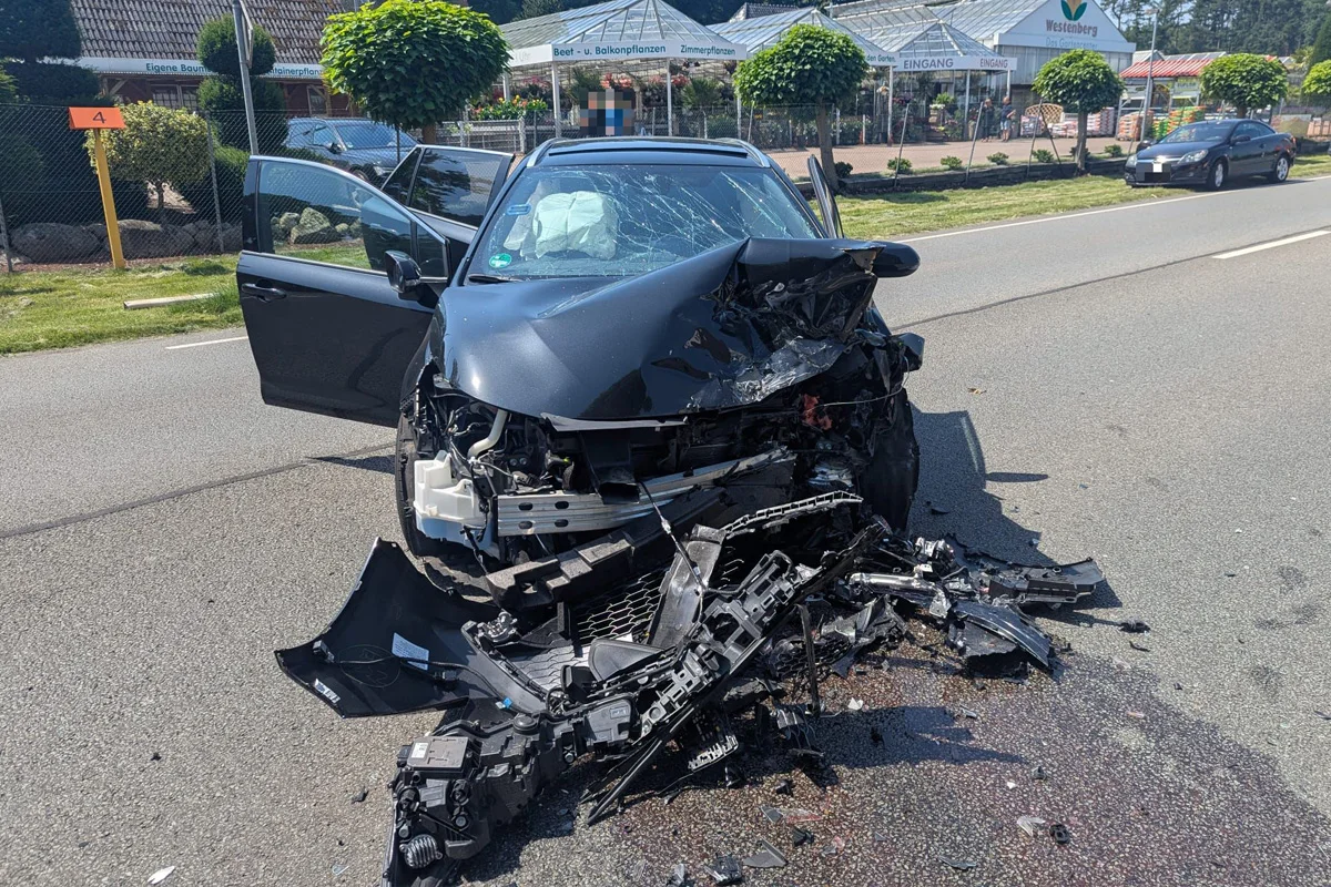 Schwerer Unfall auf B 73 in Buxtehude NI – Ein Toter und ein Schwerverletzter nach Frontalcrash