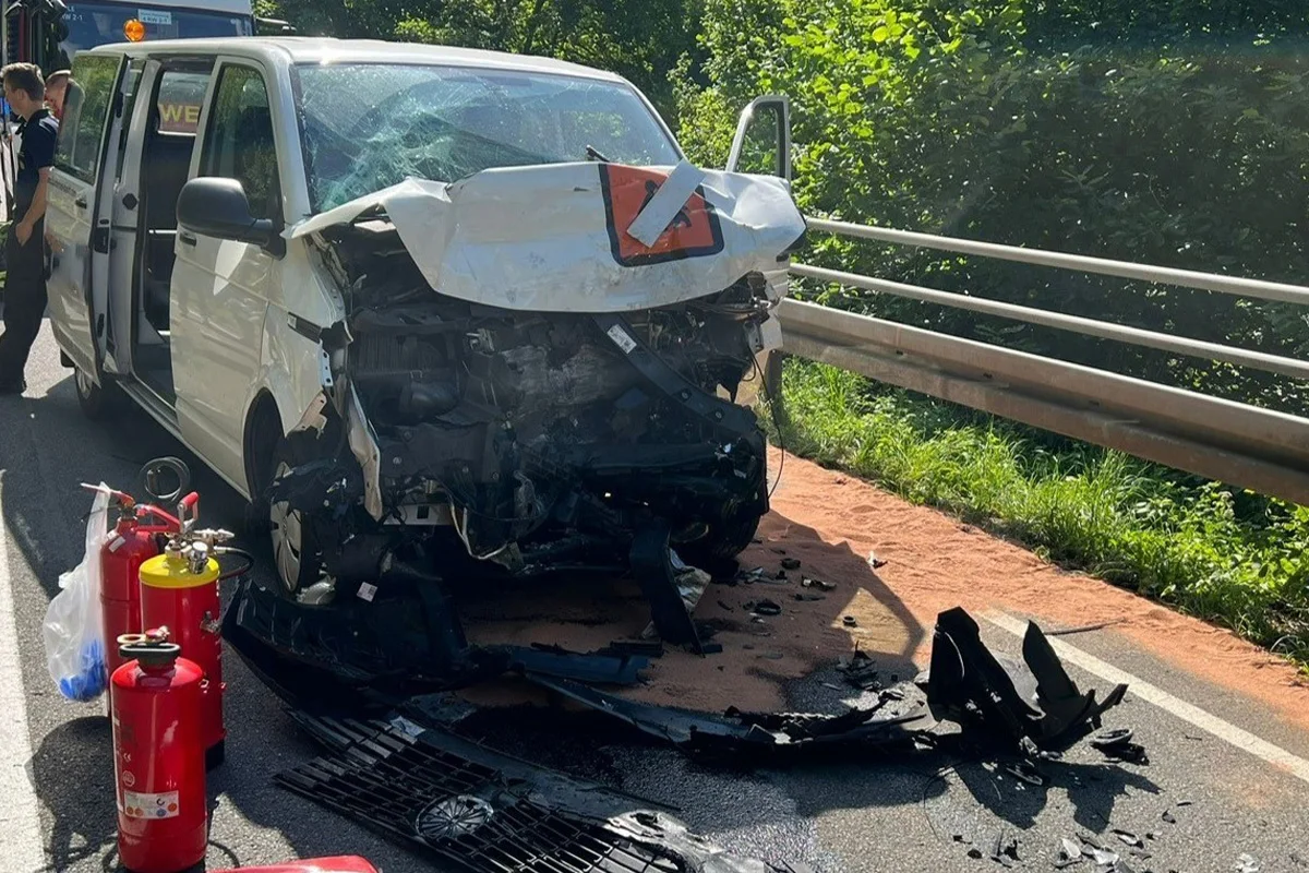 Plettenberg NW – Schwerverletzter Fahrer nach Unfall auf B236