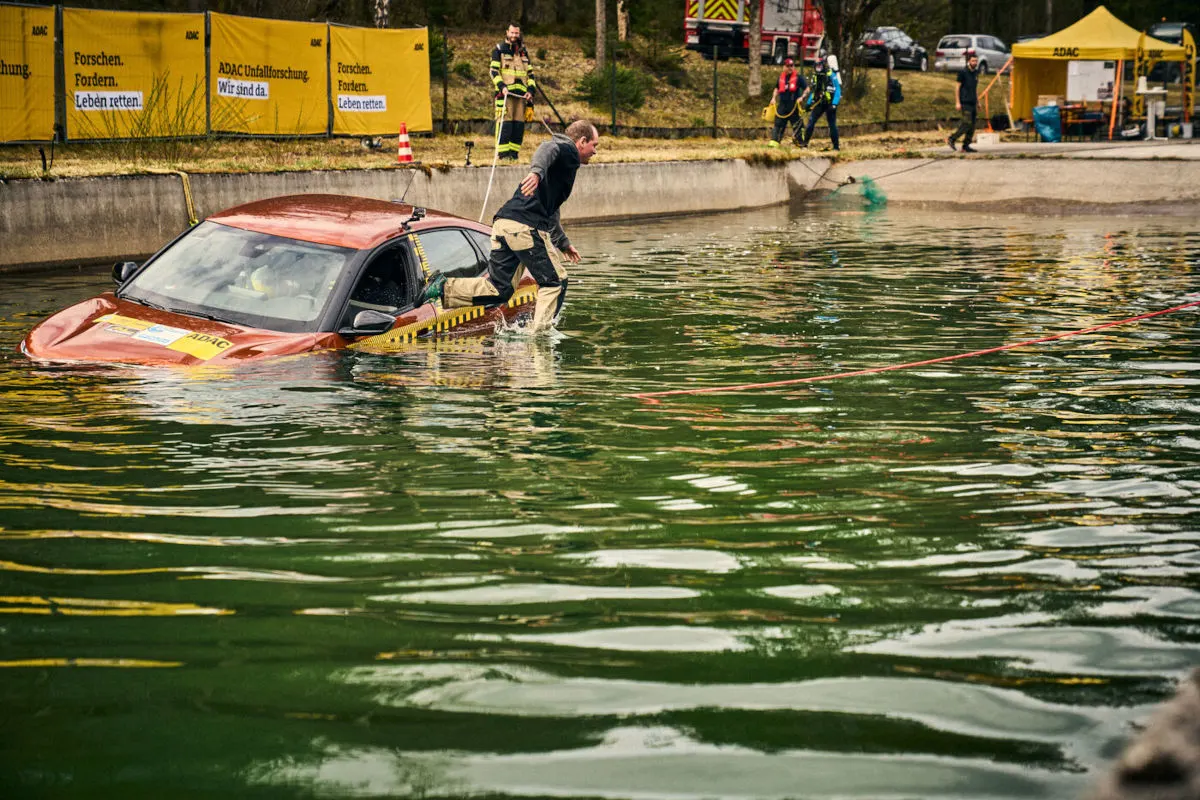 Auto landet im Wasser – So handeln Sie richtig