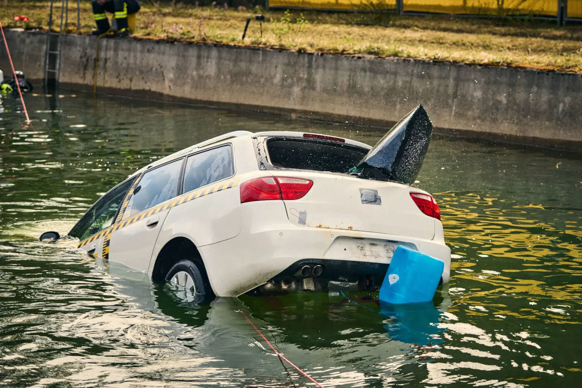 Auto landet im Wasser – So handeln Sie richtig