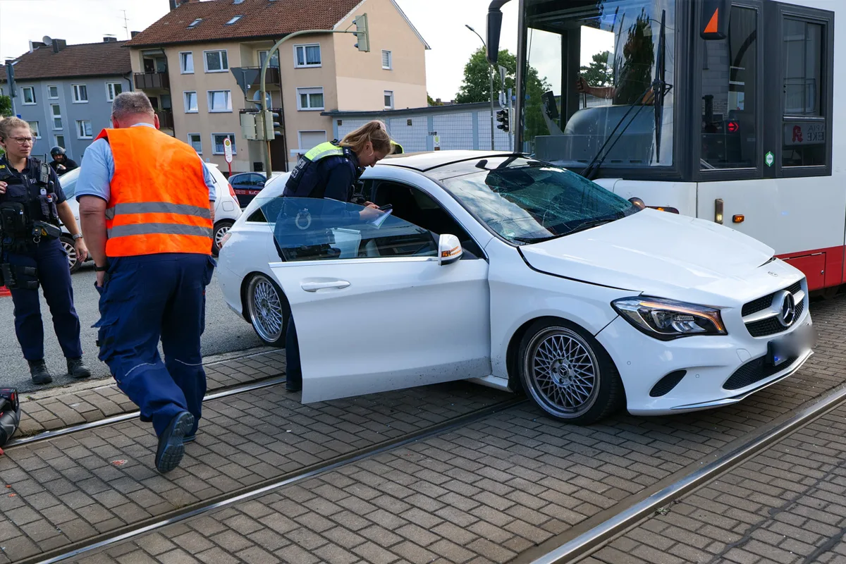 Dortmund NRW – Schwerverletzter nach Kollision von Straßenbahn und PKW