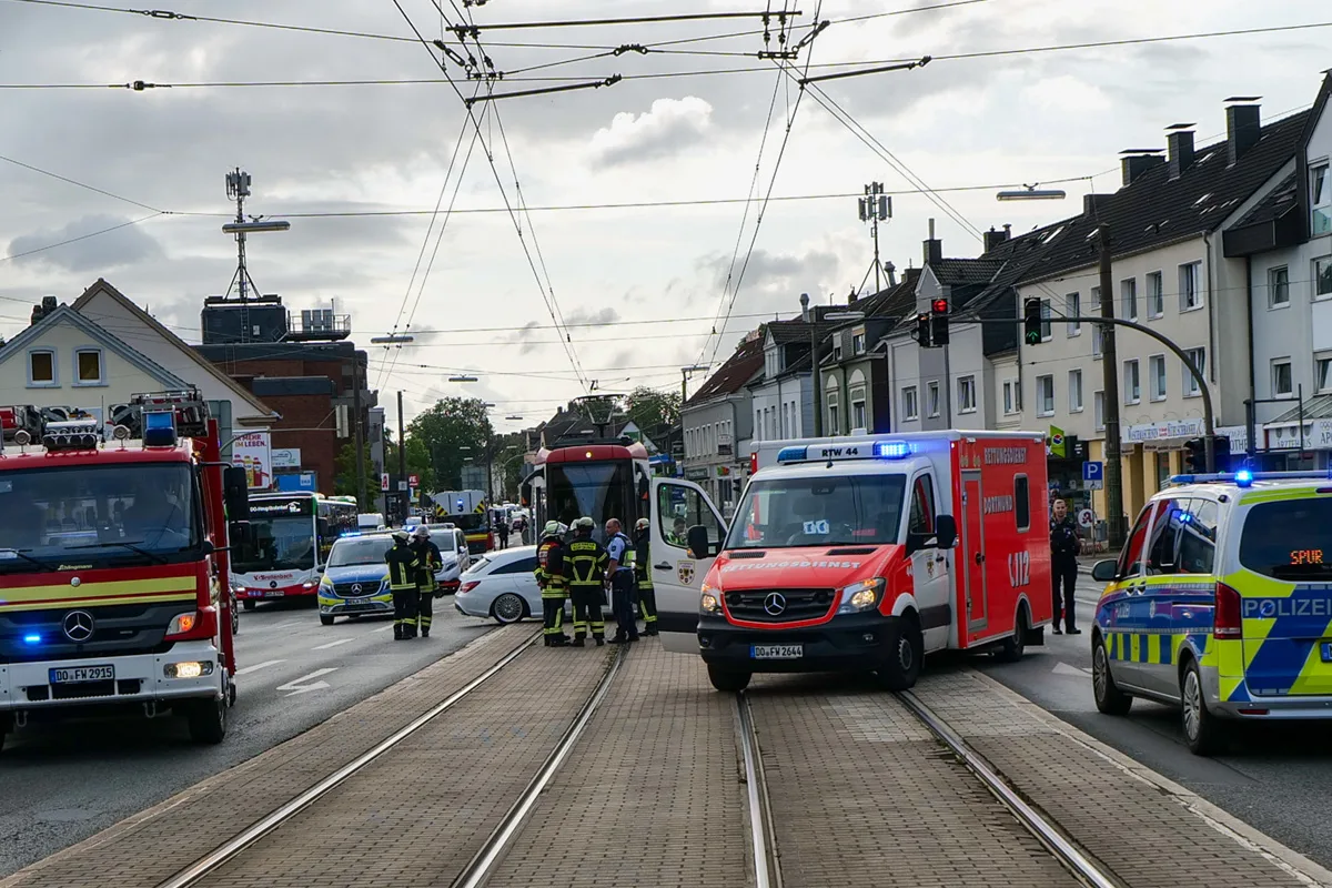 Dortmund NRW – Schwerverletzter nach Kollision von Straßenbahn und PKW