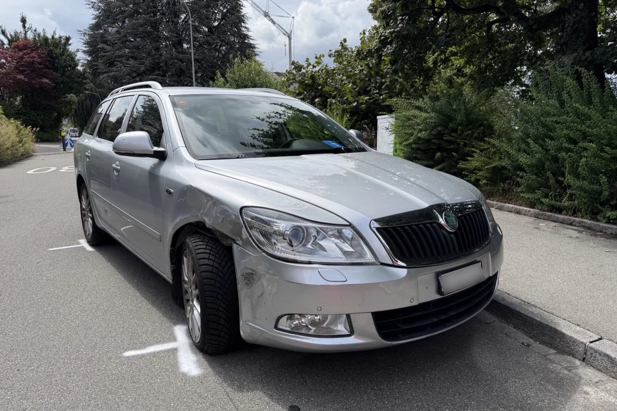 Unfall in St.Gallen – Seniorin nickt fahrunfähig am Steuer an 