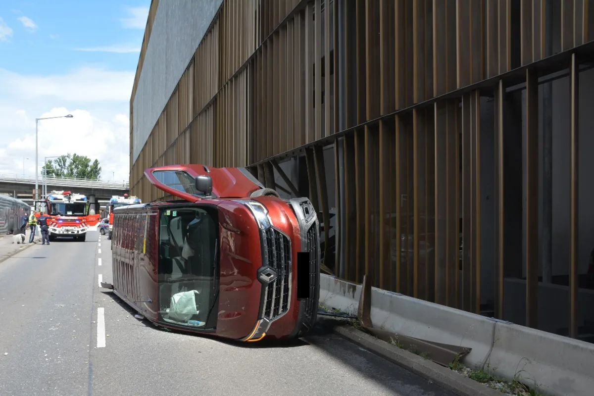 Unfall in Wien – Minivan prallt gegen Parkhaus und kippt