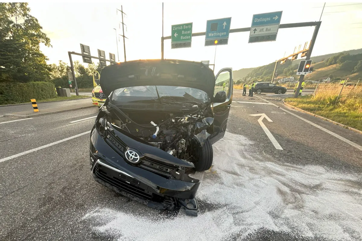 Schwerer Unfall in Würenlos AG – Lenker missachtet Rotlicht