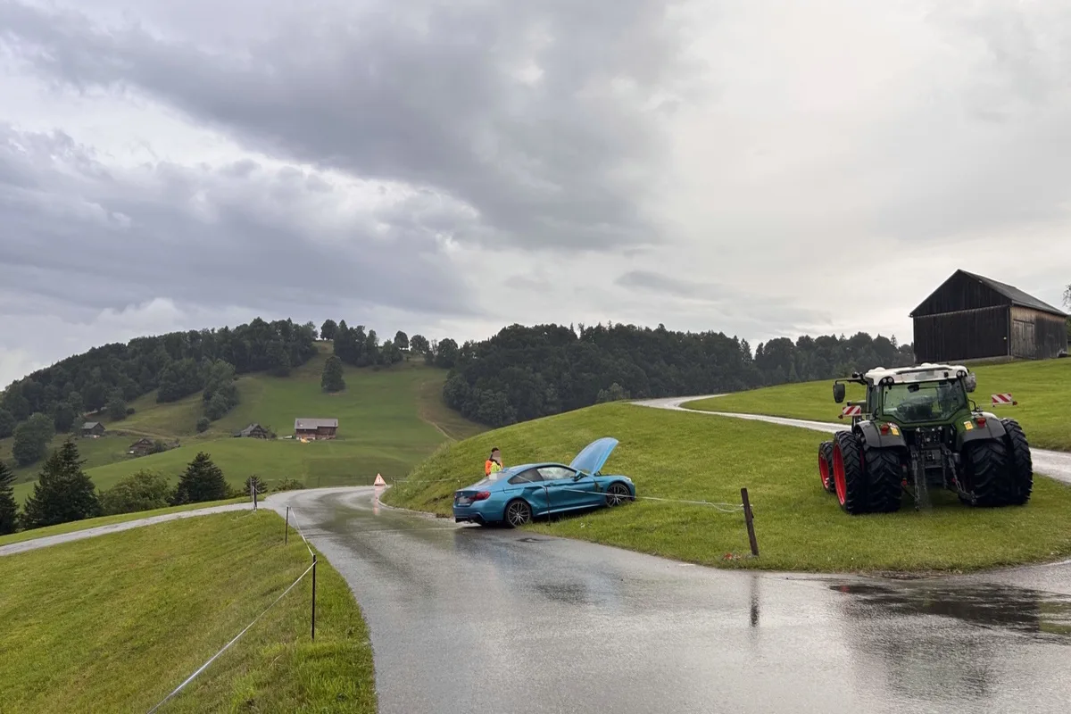 Krummenau SG – Auto überschlägt sich bei Unfall