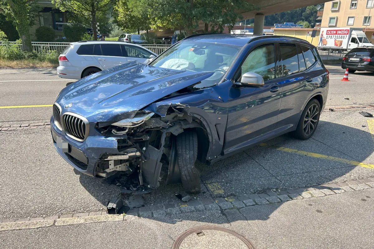 Heftiger Unfall in Aarburg AG – Lenkerin gerät auf Gegenfahrbahn