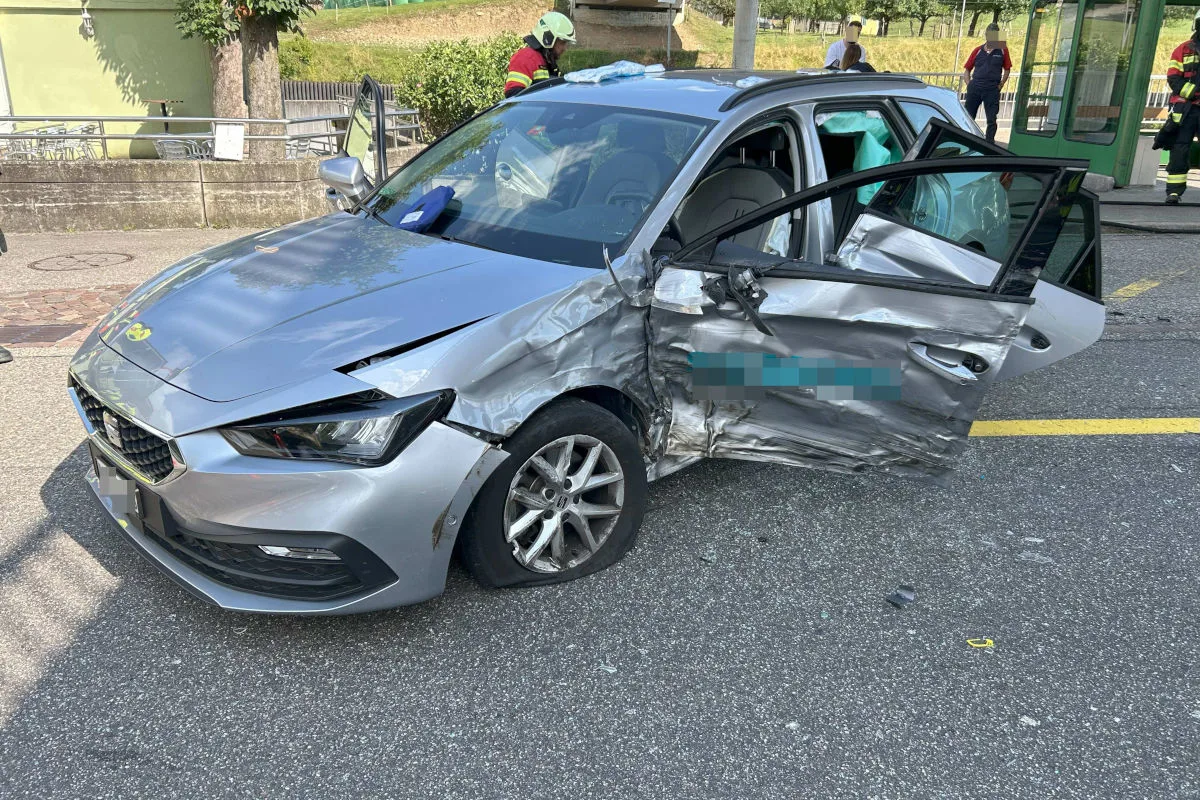 Heftiger Unfall in Aarburg AG – Lenkerin gerät auf Gegenfahrbahn