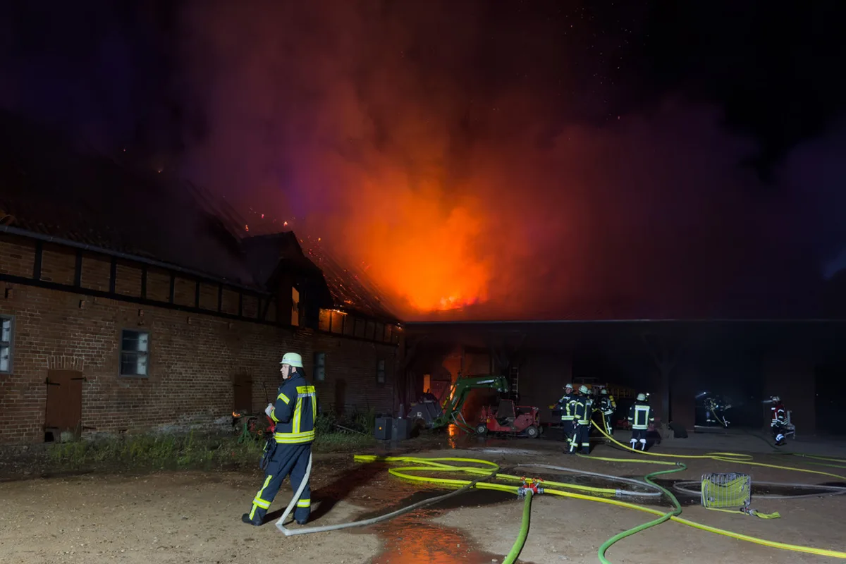 Lüchow-Dannenberg NI – Großeinsatz der Feuerwehr bei Brand von Scheune