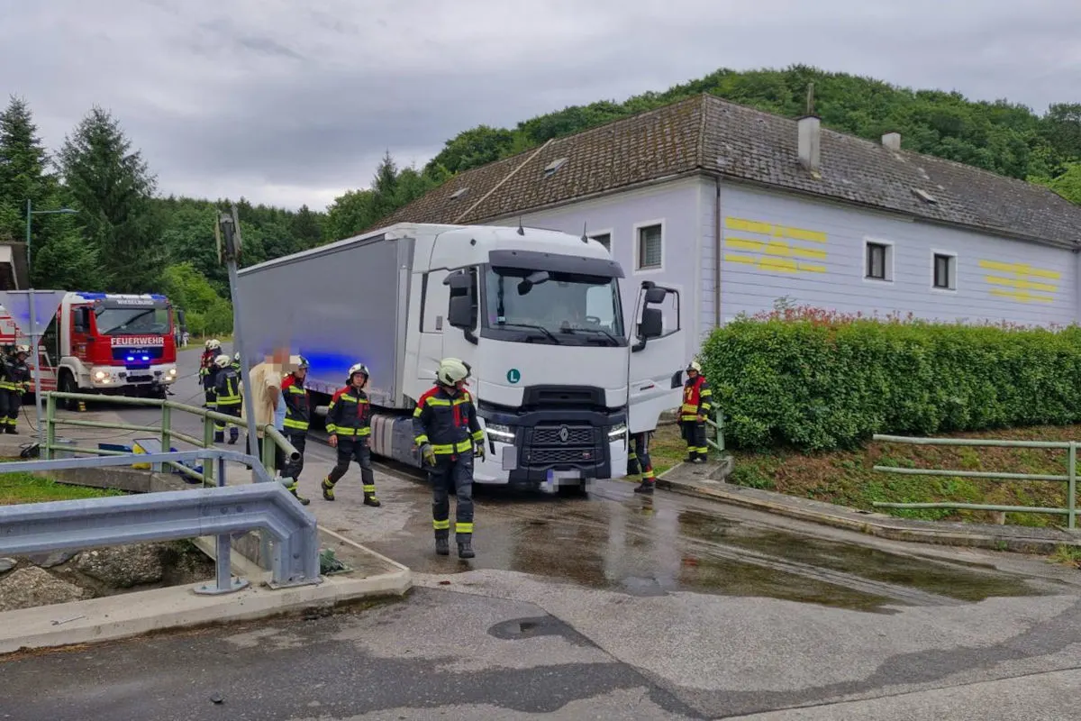 Feuerwehreinsatz in Wieselburg NÖ – Lkw bleibt in Engstelle stecken 