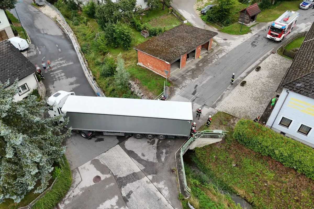 Feuerwehreinsatz in Wieselburg NÖ – Lkw bleibt in Engstelle stecken 