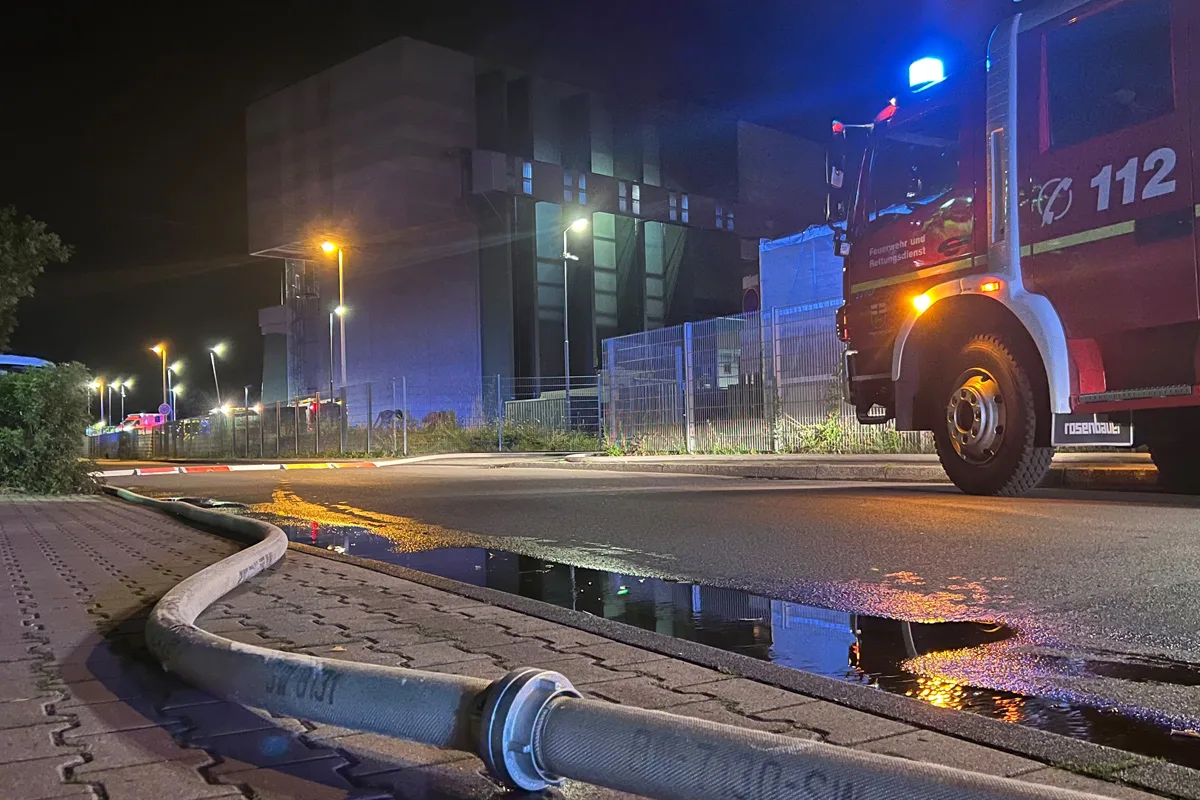 Bonn NW – Brand in Müllbunker löst Großeinsatz der Feuerwehr aus