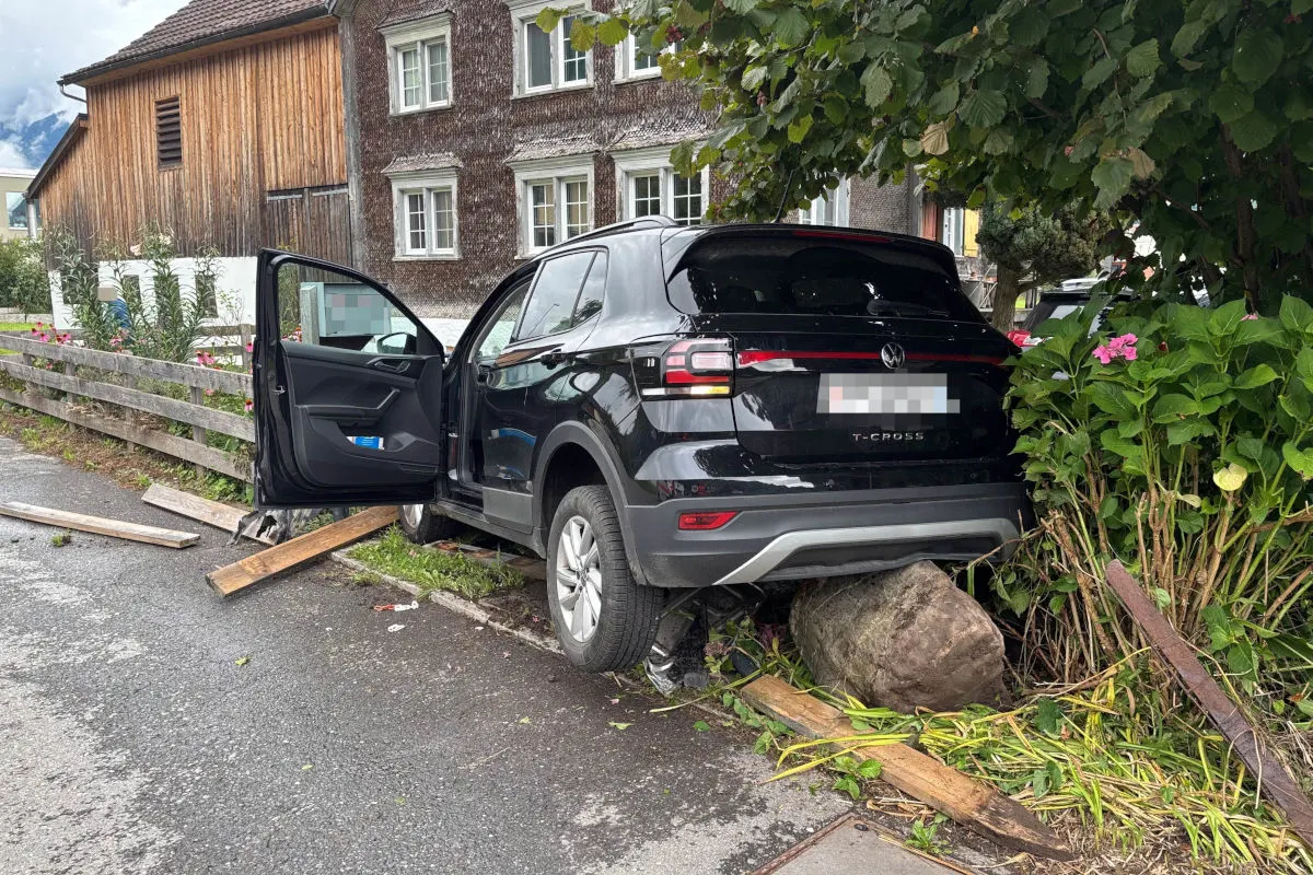 Unfall in Flums SG – Frau prallt gegen Gartenzaun
