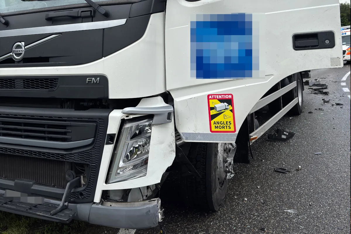 Heftiger Unfall in Warth TG – 18-jähriger Autolenker kollidiert mit Lastwagen