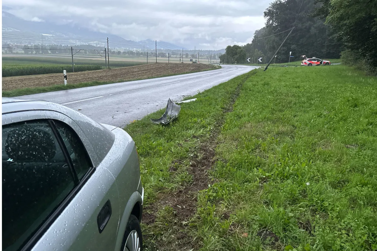 Unfall in Deitingen SO –  Auto kollidiert mit Telefonmast